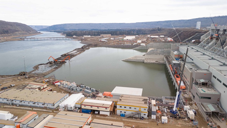 Work continues to remove the cofferdam downstream of the spillway and powerhouse to equalize the water on the downstream side of the dam. 
