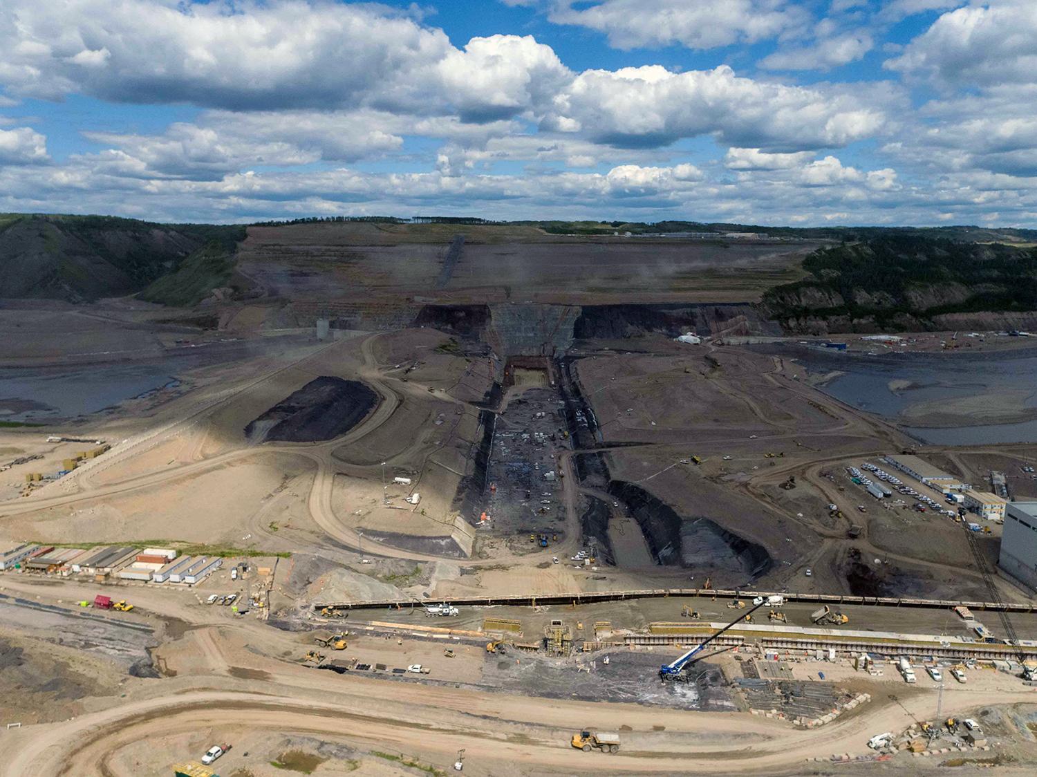 Crews excavate and prepare the dam core area in advance of earthfill dam construction. | June 2021
