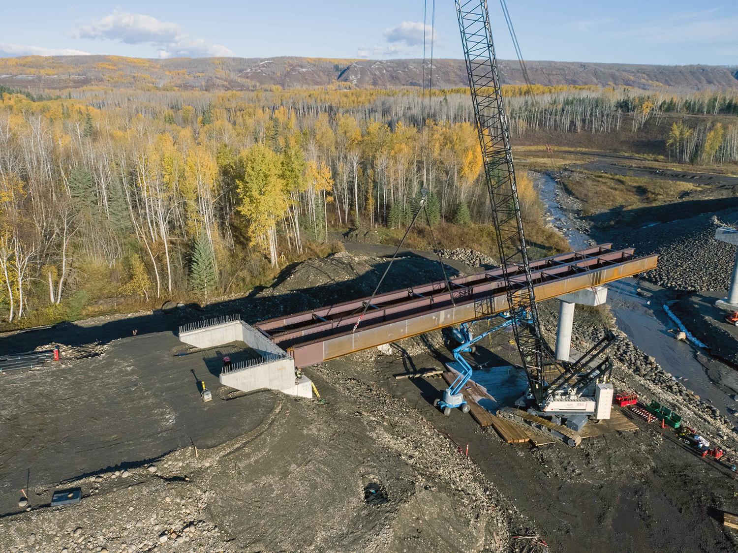 Steel girders are installed on the west abutment of the Lynx Creek bridge. | October 2021