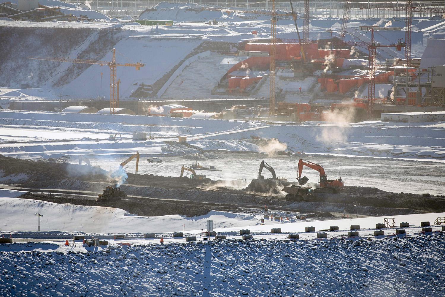 Removing material from between the downstream and upstream cofferdams. Both cofferdams completely seal off the Peace River so that work on the earthfill dam can begin. | February 2021