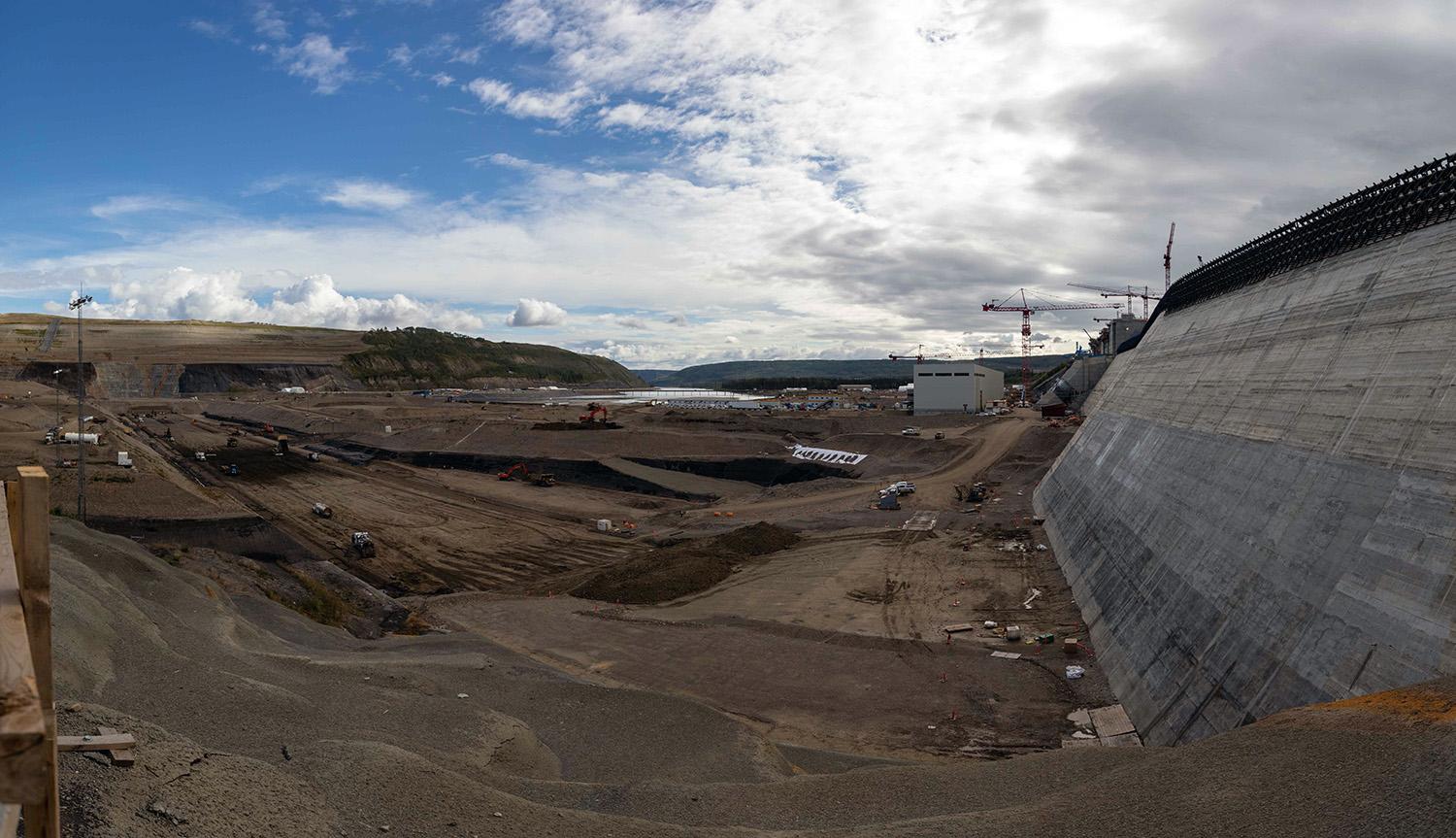 Another 15 metres in height is needed to complete the roller-compacted concrete dam crest. | September 2021