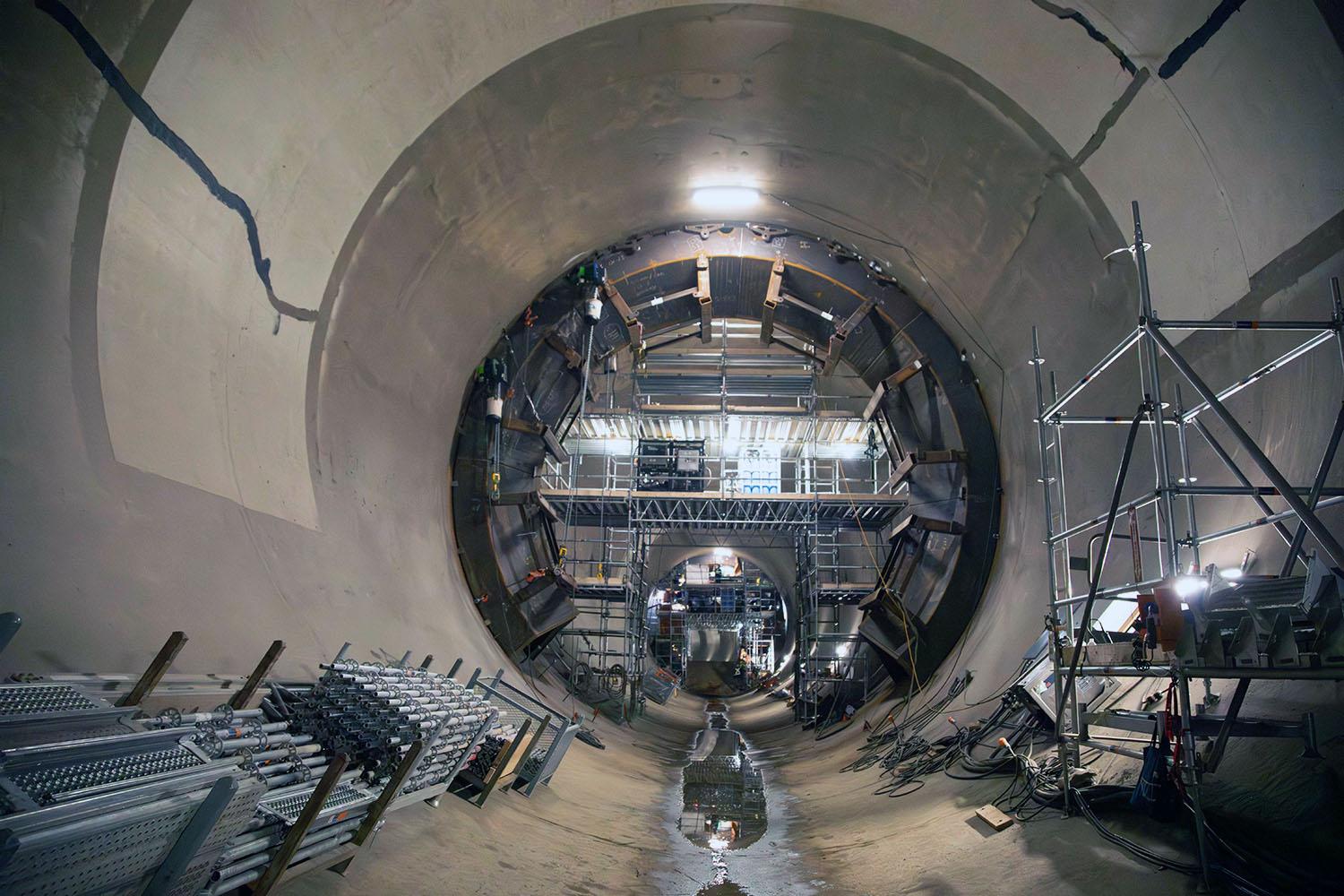 Inside the diversion tunnel, the ring segments have been lifted into position and welded.