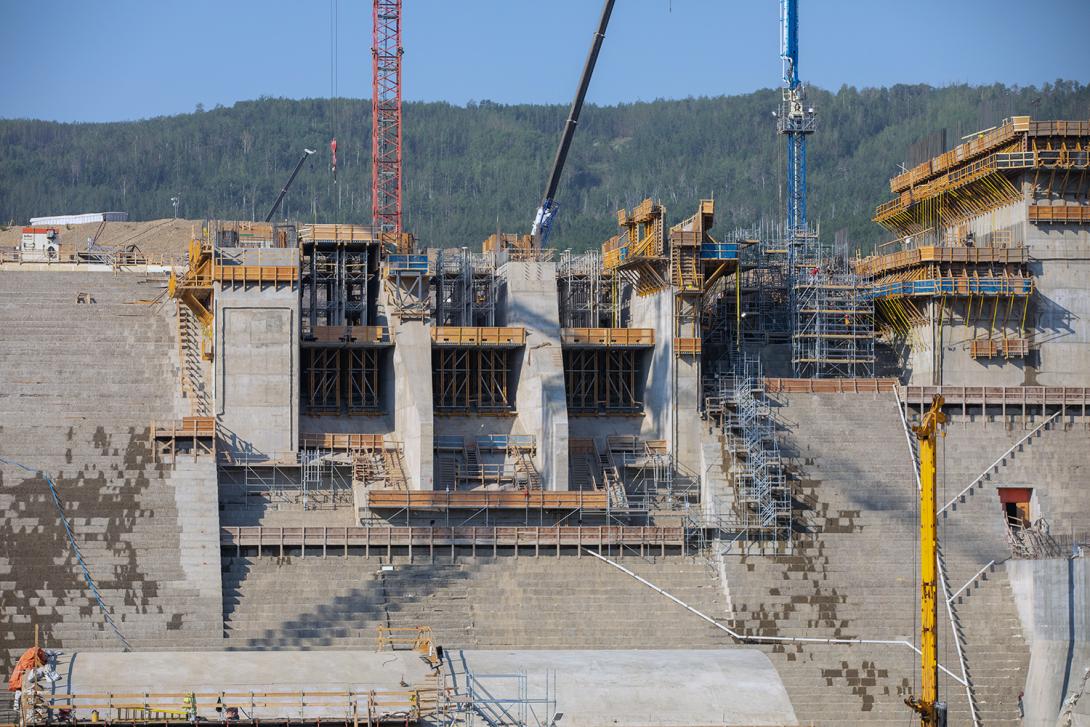 Construction progresses at the spillway headworks east low-level outlet gate. The spillway will allow the passage of large volumes of water from the reservoir into the river channel downstream. | July 2021