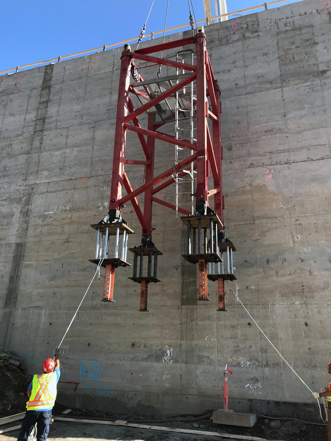 Installation of the base of a tower crane at the powerhouse | August 2018