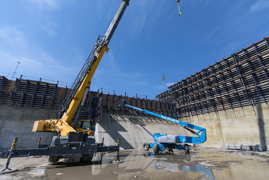 Placement of steel girders for the powerhouse buttress on the south bank | June 2018