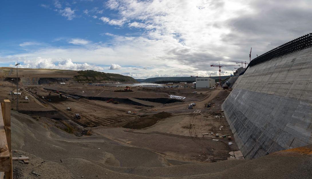 Another 15 metres in height is needed to complete the roller-compacted concrete dam crest. | September 2021