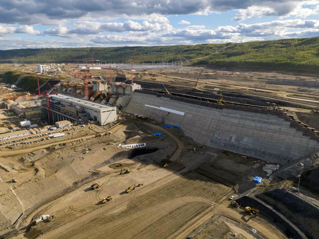 The roller compacted concrete (RCC) dam and core buttress nears completion. Winter Insulating to protect this year’s RCC installation has started. |September 2021
