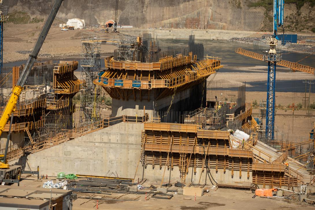 Construction is ongoing on the spillway headworks centre pier at bay 2 and 3. | August 2021