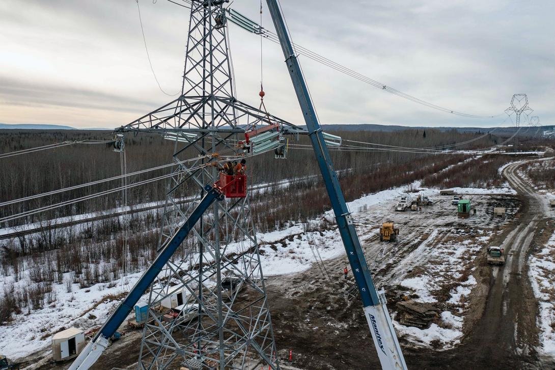 A conductor dead-end on the transmission line. | February 2022