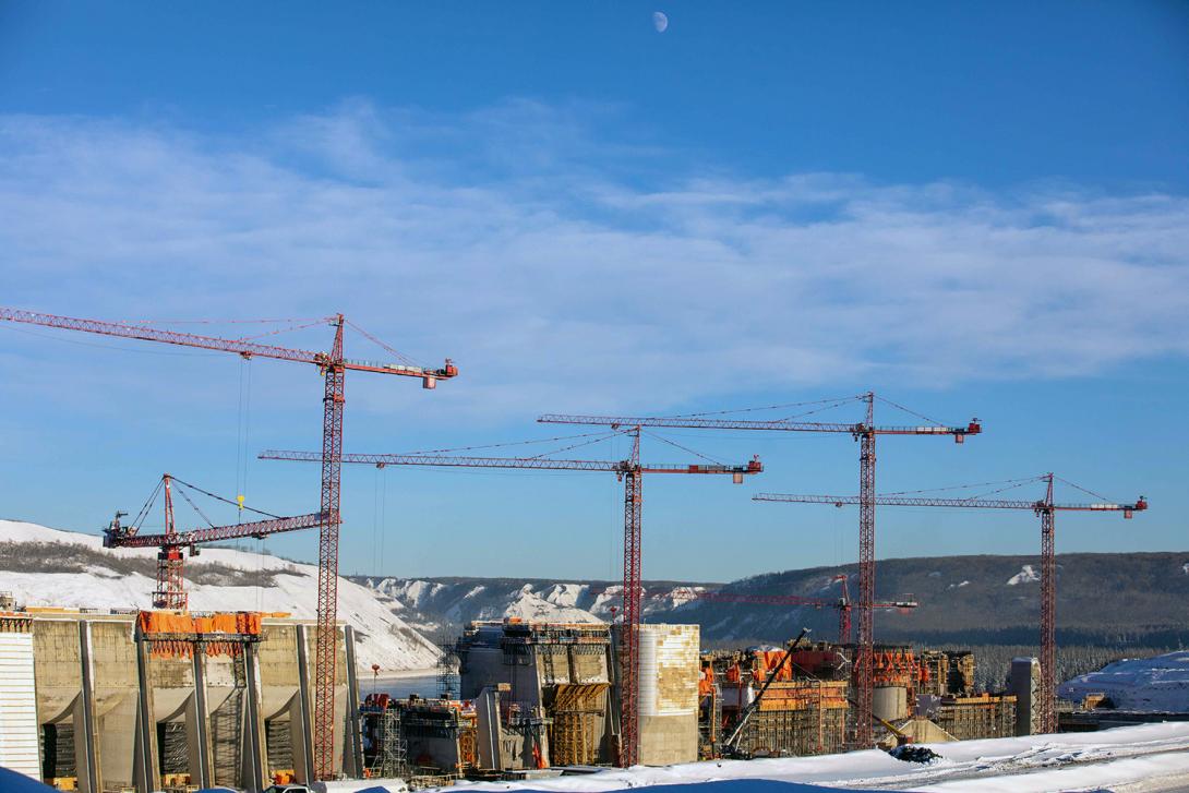 Six tower cranes support construction work for the intakes and spillways. | January 2022