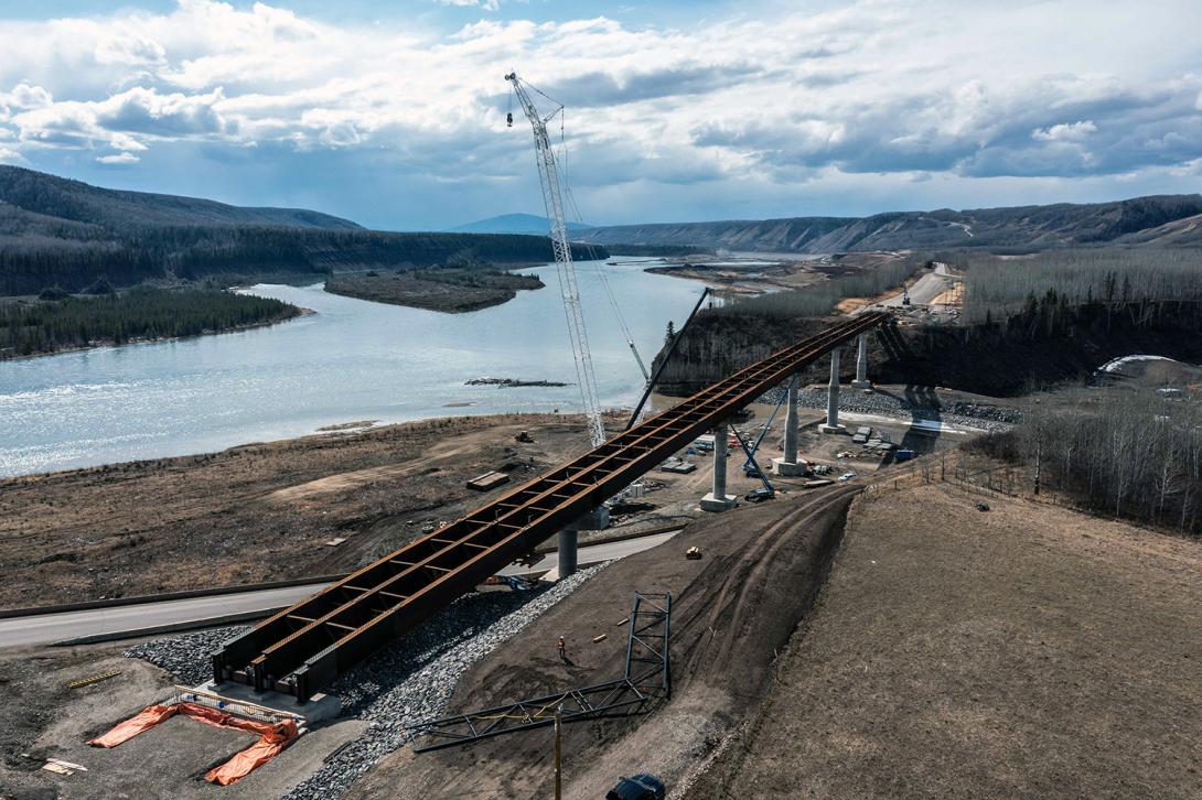 Installing pre-cast concrete panels on the Lynx Creek bridge deck for the Highway 29 realignment. | April 2022