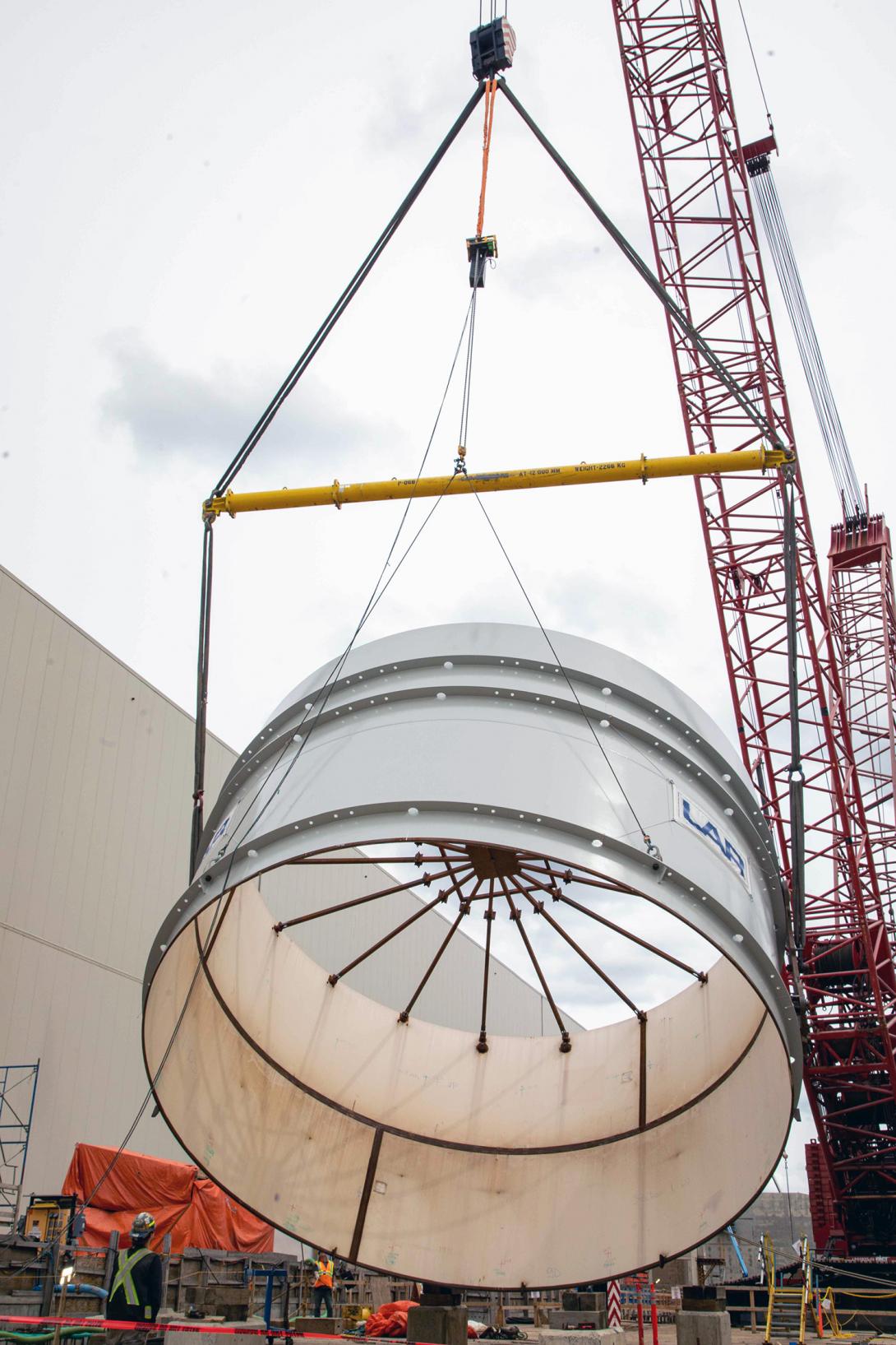 The last penstock segment is lifted the and turned into position for the correct installation angle into the powerhouse. | June 2022