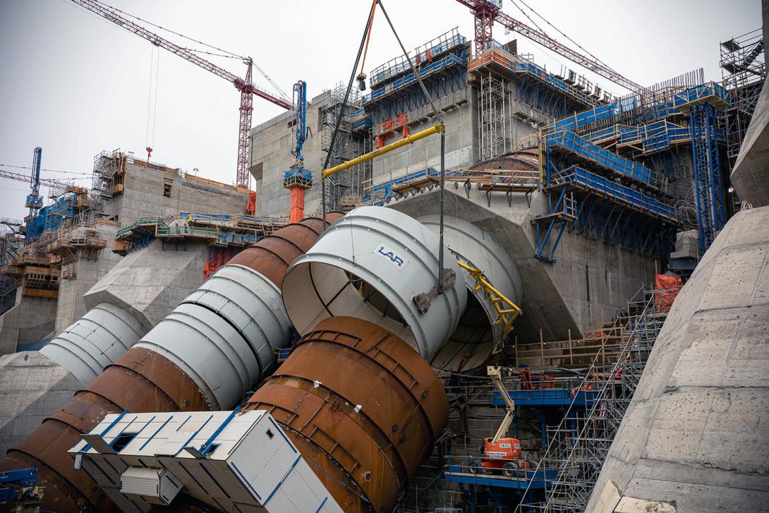The last penstock segment is lowered into position. | June 2022