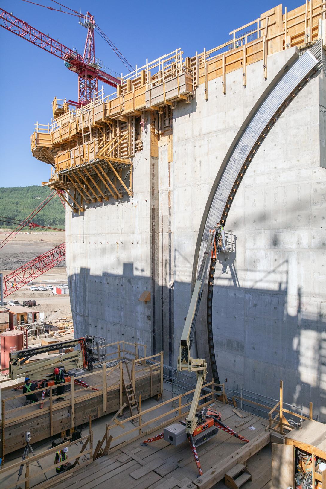Spillway radial operating gate and guide installation. | July 2022