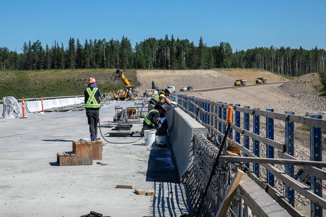 Removing parapet formwork from the Lynx Creek bridge. | August 2022