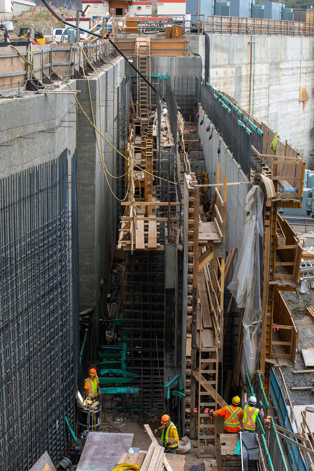 Preparing and installing formwork for the walls of the permanent upstream fish passage. | August 2022