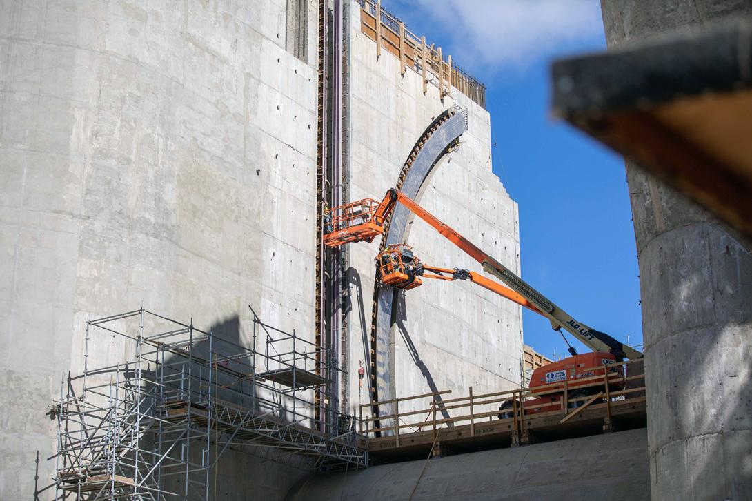 Setting up the gate-guides for a high-level radial gate in the spillway. | August 2022