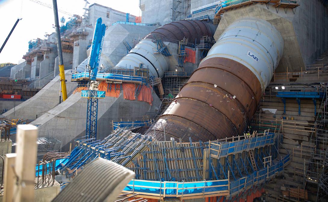 Form and reinforcing steel installation on penstock unit 4 concrete (foreground). Prepping unit 5 for the last concrete lift on the lower section. | September 2022