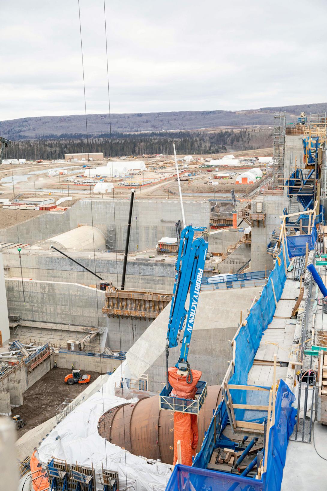 Hoarding and heating (under the plastic sheeting) to protect from the cold while pouring concrete at the penstocks. | November 2022