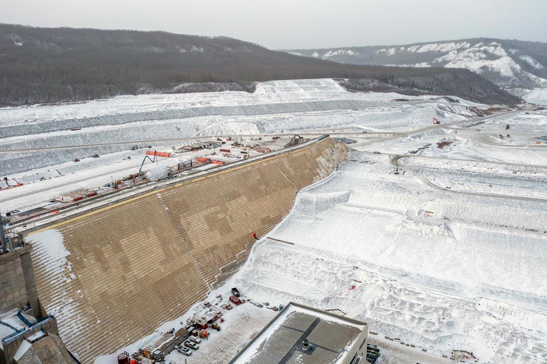 The dam buttress, with the earthfill dam under construction. Its height is currently 445 metres above sea level. | November 2022