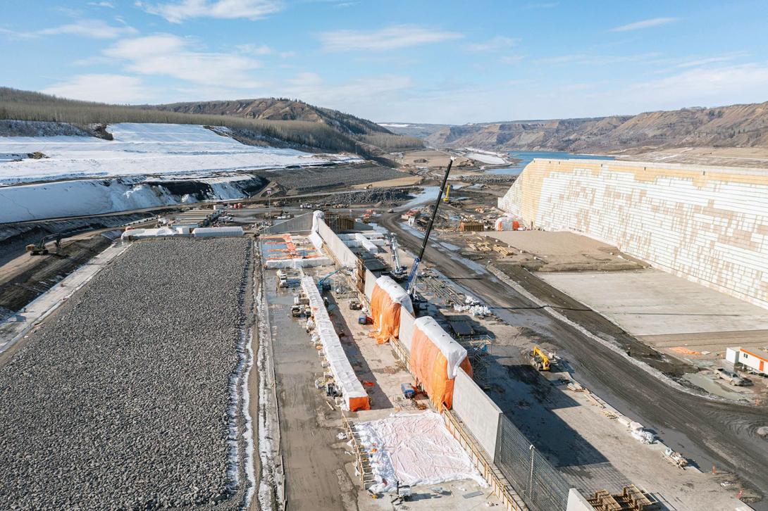 Construction of the approach channel wall. | March 2023