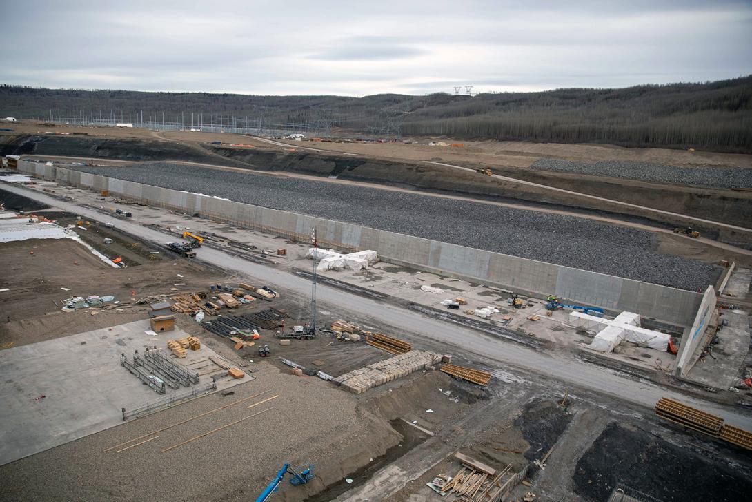 The centre wall, which divides the approach channel in two, is nearly complete. | April 2023