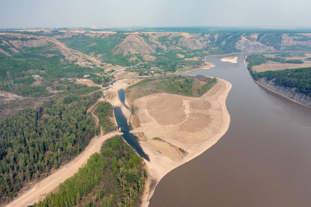 A completed fish habitat enhancement project four kilometres downstream of the Site C dam. The riverbed at the shoreline has been deepened to prevent fish from stranding in shallow water. | May 2023