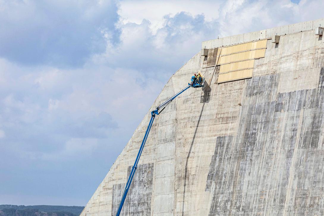 The remaining few panels used to cure the roller compacted concrete are removed from the buttress. | May 2023