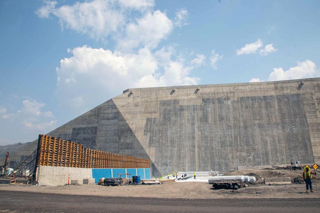 The drainage gallery extension (left) extends into the approach channel from the buttress (back). | June 2023