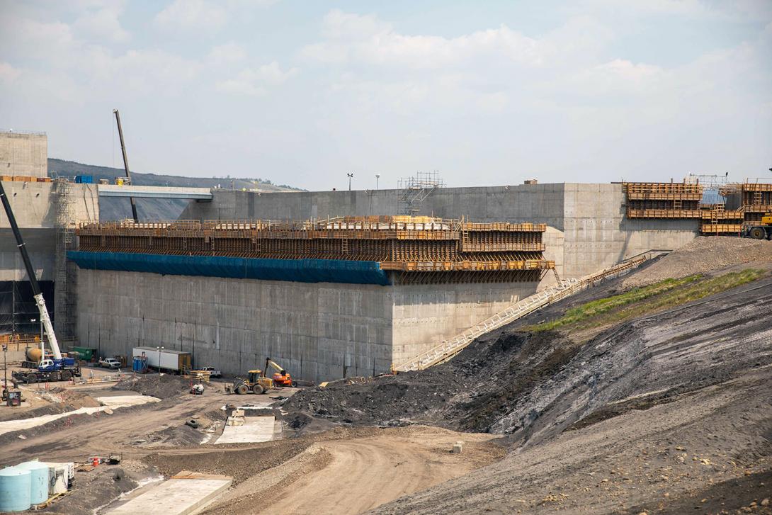 The end wall of the approach channel and the entry to the auxiliary spillway are under construction. | June 2023