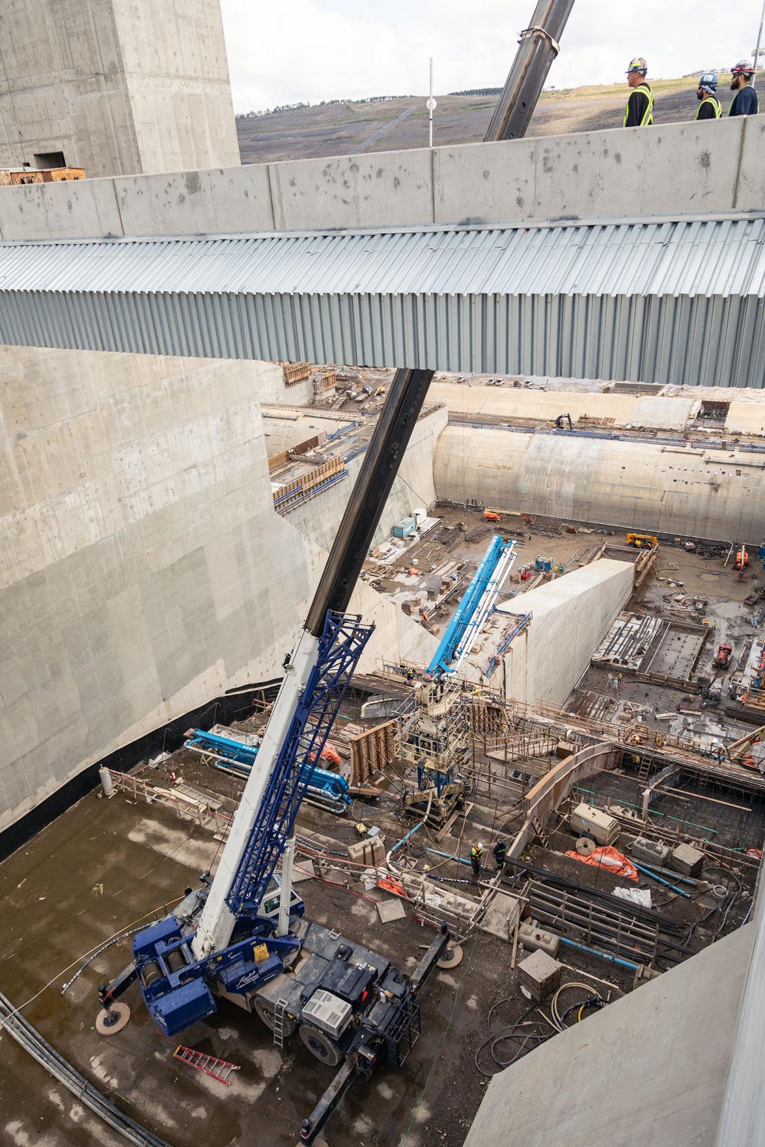Formwork and reinforcing steel are installed on the auxiliary spillway chute to pour concrete.