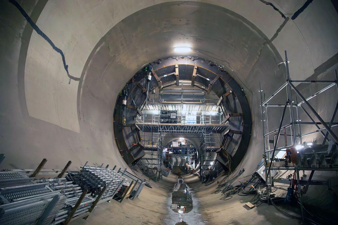 Inside the diversion tunnel, the ring segments have been lifted into position and welded. 