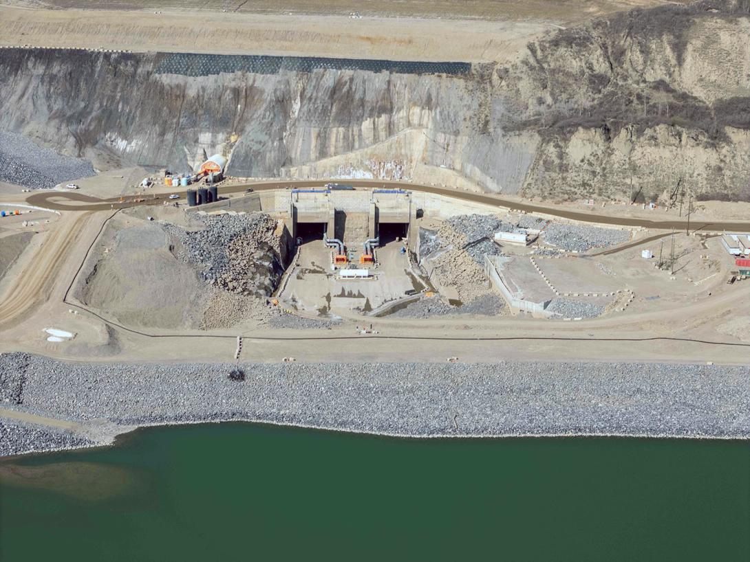 Temporary ventilation and electrical installation are completed at the diversion tunnel outlets in preparation for backfilling of the tunnels, scheduled to begin in mid-May. | April 2025